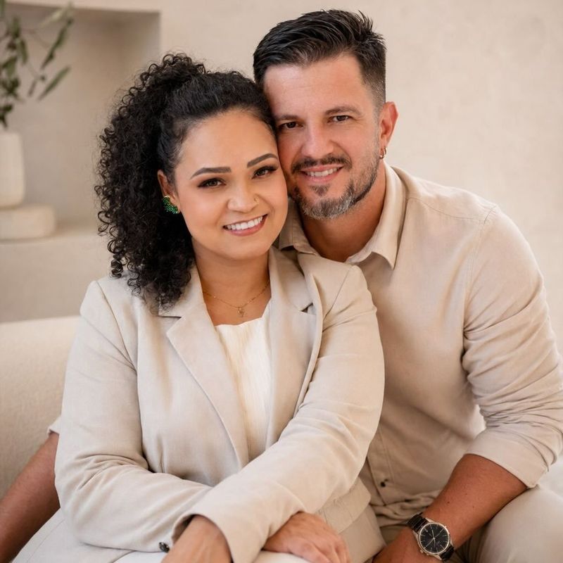 Carlos Molinari e Diana Andrade, fotógrafos do Casal Molinari, sorrindo abraçados